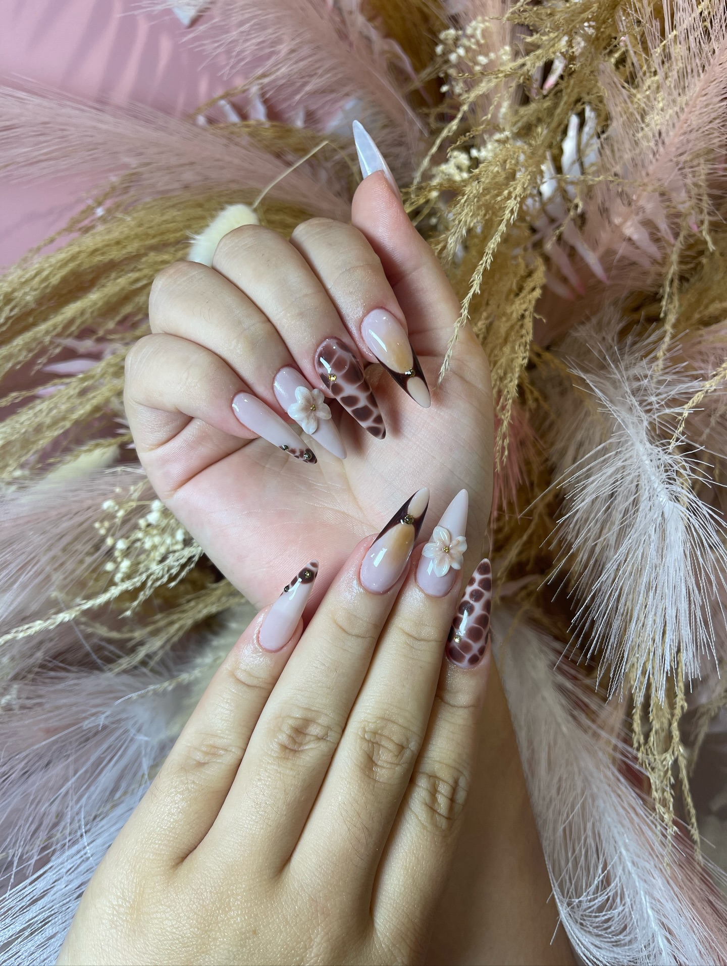 Manicura delicada con tonos naturales